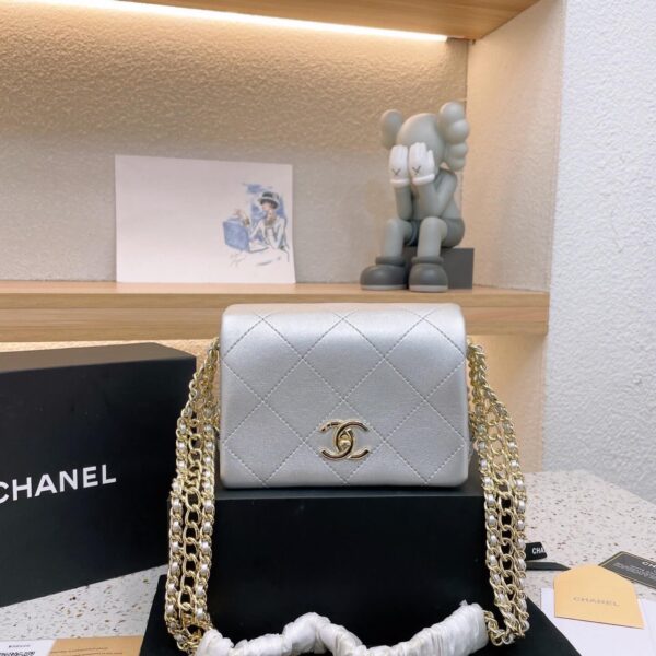 CHANEL Lambskin Quilted Trendy CC Wallet On Chain