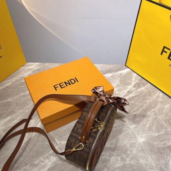 Fendi Fashionable texture portable printed shoulder bag